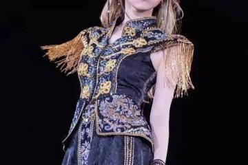 邓紫棋领衔LOL主题曲：歌手跨(kuà)界电竞谁更(gèng)胜一筹？