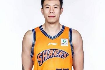 寒心！原以爲(wèi)來(lái)当大(dà)腿，结果首败后被教练点名沦爲(wèi)背锅侠，回辽篮吧