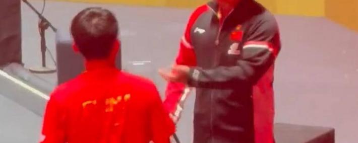 王(wáng)皓复盘林诗棟(dòng)比(bǐ)赛，指出心态技术待提升