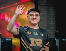 Uzi女友(yǒu)晒家中(zhōng)电脑，遭(zāo)嘲讽配置差！網(wǎng)友(yǒu)：能玩到(dào)LOL关服