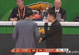 赢球也生气！杨鸣比赛中直奔技术台理论，現(xiàn)場(chǎng)收音看(kàn)他(tā)都说了什么