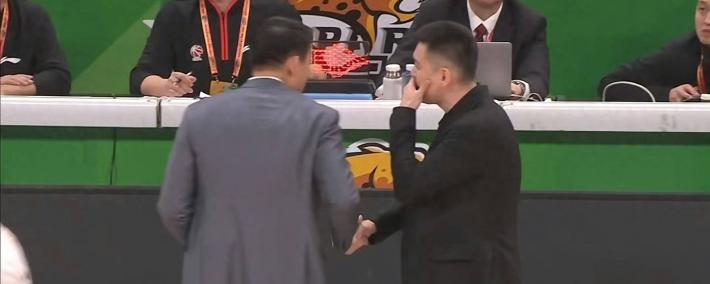赢球也生气！杨鸣比赛中直奔技术台理论，現(xiàn)場(chǎng)收音看(kàn)他(tā)都说了什么