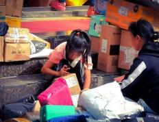 20岁姑娘把(bǎ)家偷成仓库？偷快递谋生(shēng)的背后，藏(cáng)着更扎心的现实