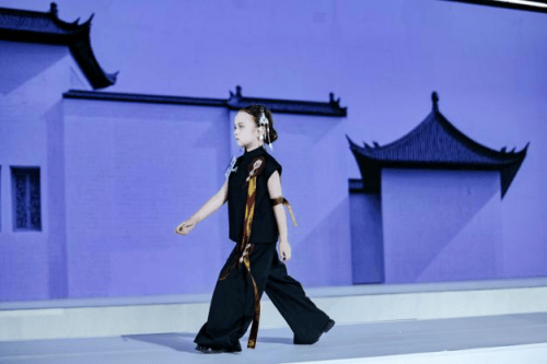 这！就(jiù)是超模全球总决赛 全球人气季军—嘉思敏！