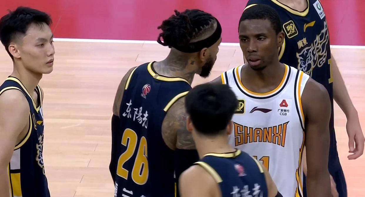 CBA新赛季(jì)大黑马签约巨星(xīng)，引发总決(jué)赛争议！