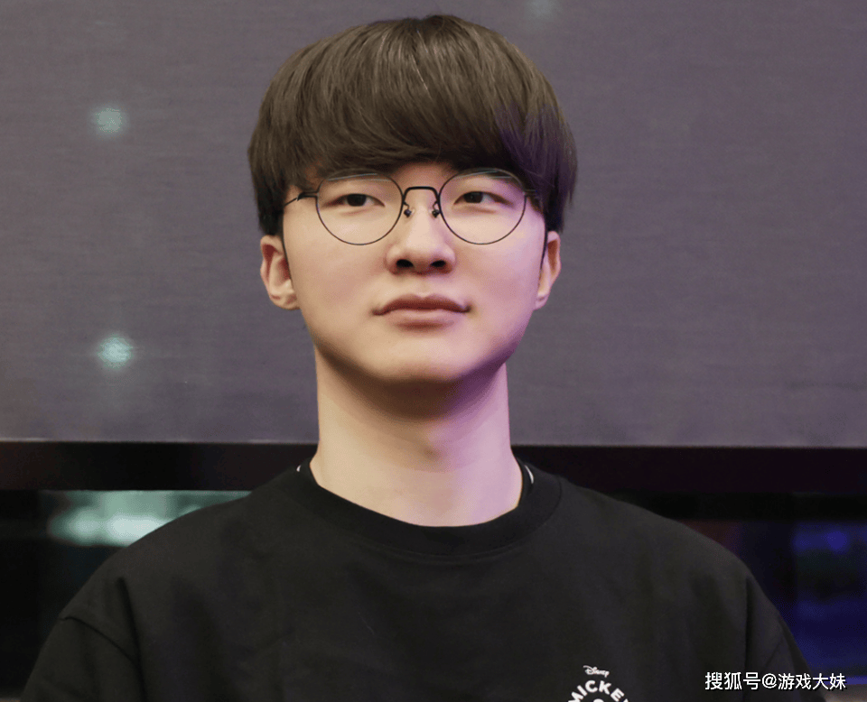 LOL比赛暂停長(zhǎng)達(dá)3小时，选手打(dǎ)开直播看比赛，被官方禁赛处罚