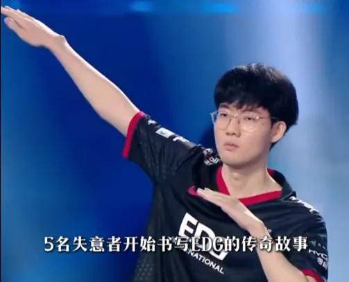 LPL史上(shàng)零差(chà)评韓(hán)援，從(cóng)惨遭(zāo)降级到世界(jiè)冠军，遭(zāo)LPL多家战队哄抢