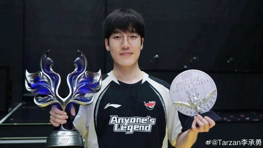 LPL史上(shàng)零差(chà)评韓(hán)援，從(cóng)惨遭(zāo)降级到世界(jiè)冠军，遭(zāo)LPL多家战队哄抢