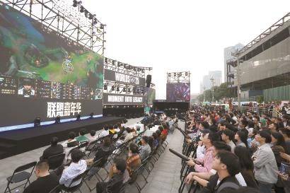 沉(chén)浸式(shì)线下观赛体騐(yàn) 电竞嘉年华席卷上海北外(wài)滩