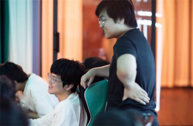 【一竞技1JingJi】LOL：LPL国産(chǎn)最强教練(liàn)回歸(guī) Uzi疑似(shì)进行(xíng)複(fù)出训練(liàn)！