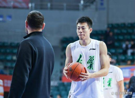 寒心！原以为来当大腿，但是首败后被教练点名成背锅俠(xiá)，回辽篮吧