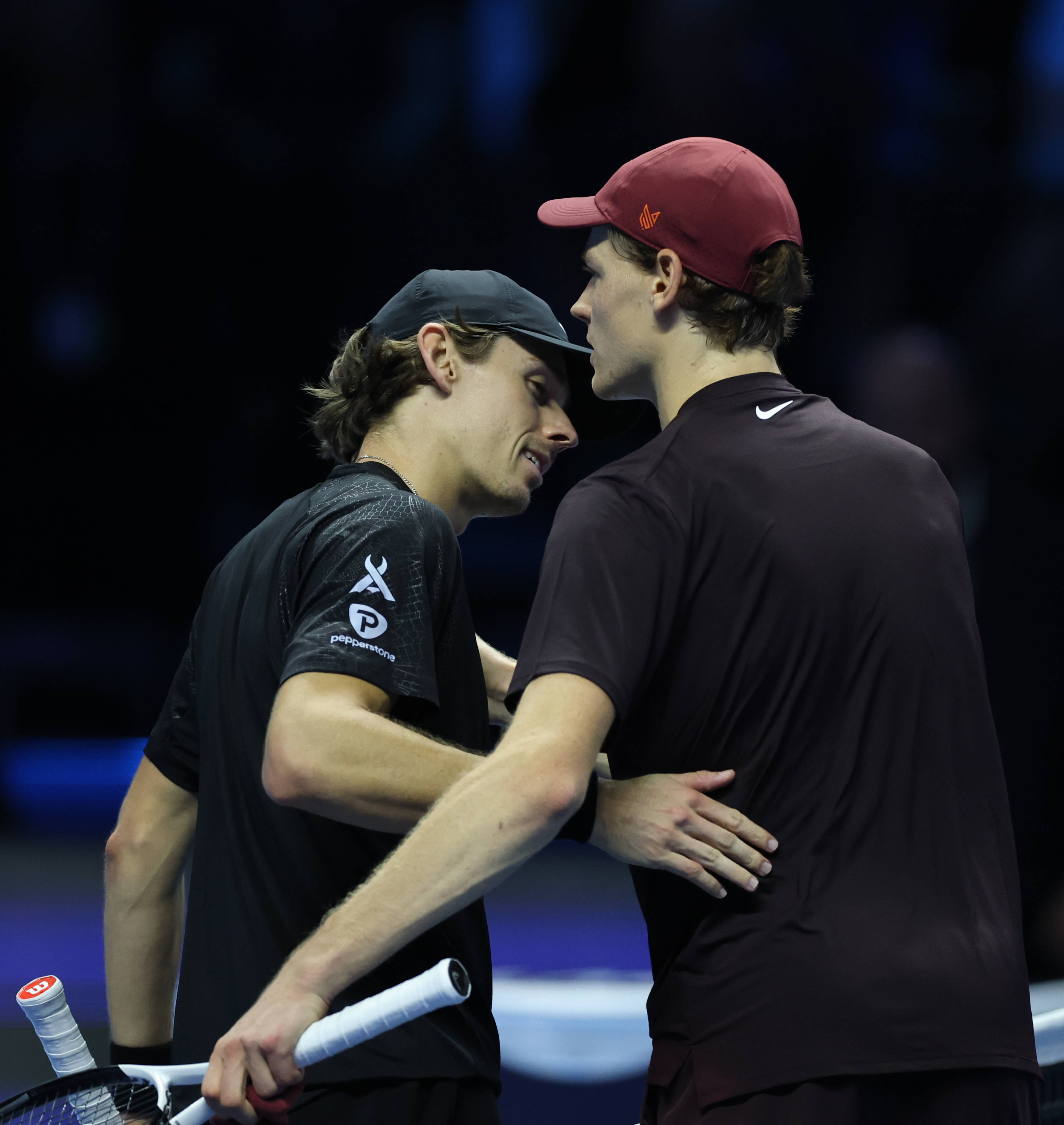 （体育）网球——ATP年终总决賽(sài)半决賽(sài)：辛(xīn)纳胜德米(mǐ)纳尔