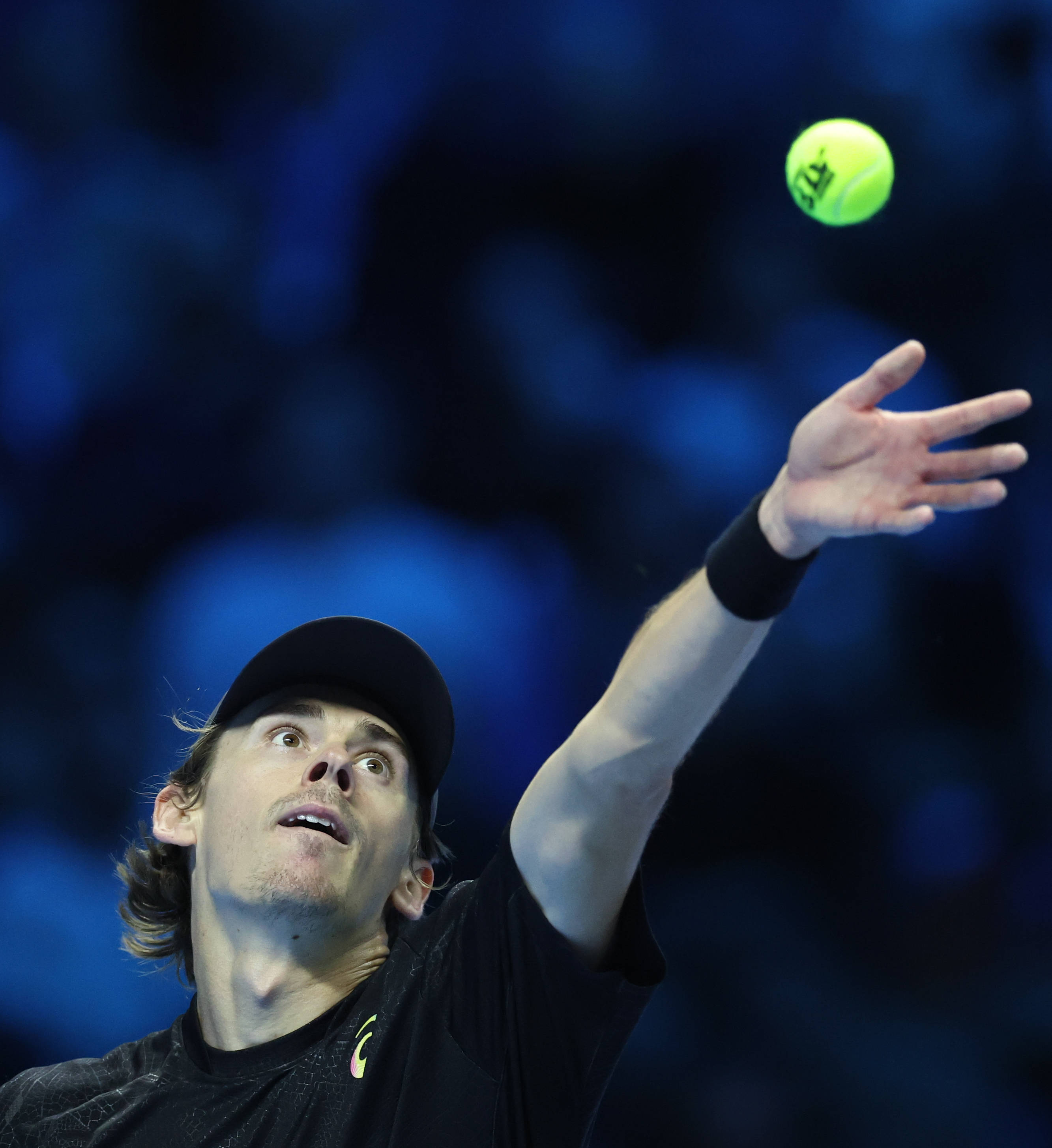 （体育）网球——ATP年终总决賽(sài)半决賽(sài)：辛(xīn)纳胜德米(mǐ)纳尔