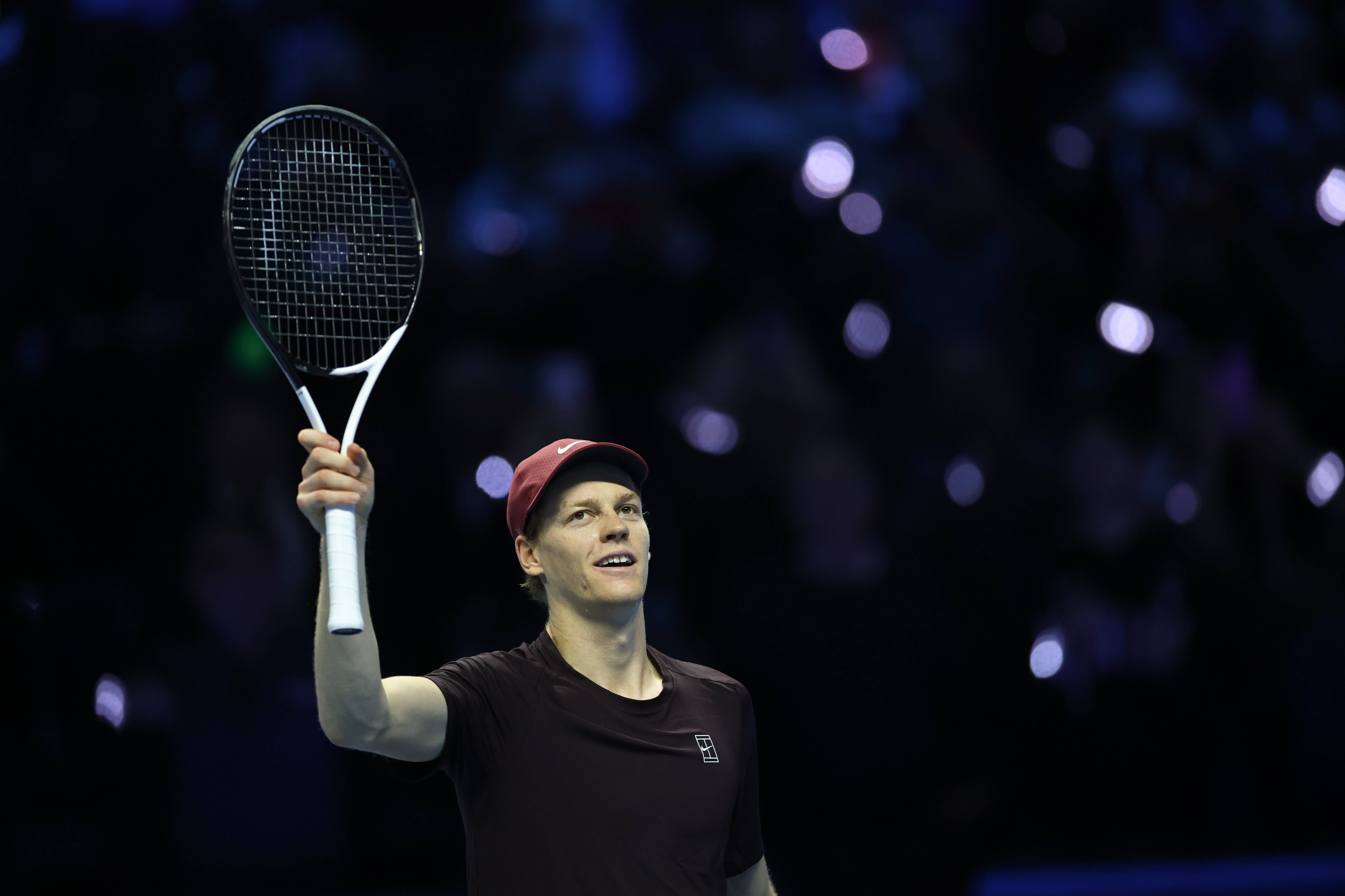 （体育）网球——ATP年终总决賽(sài)半决賽(sài)：辛(xīn)纳胜德米(mǐ)纳尔