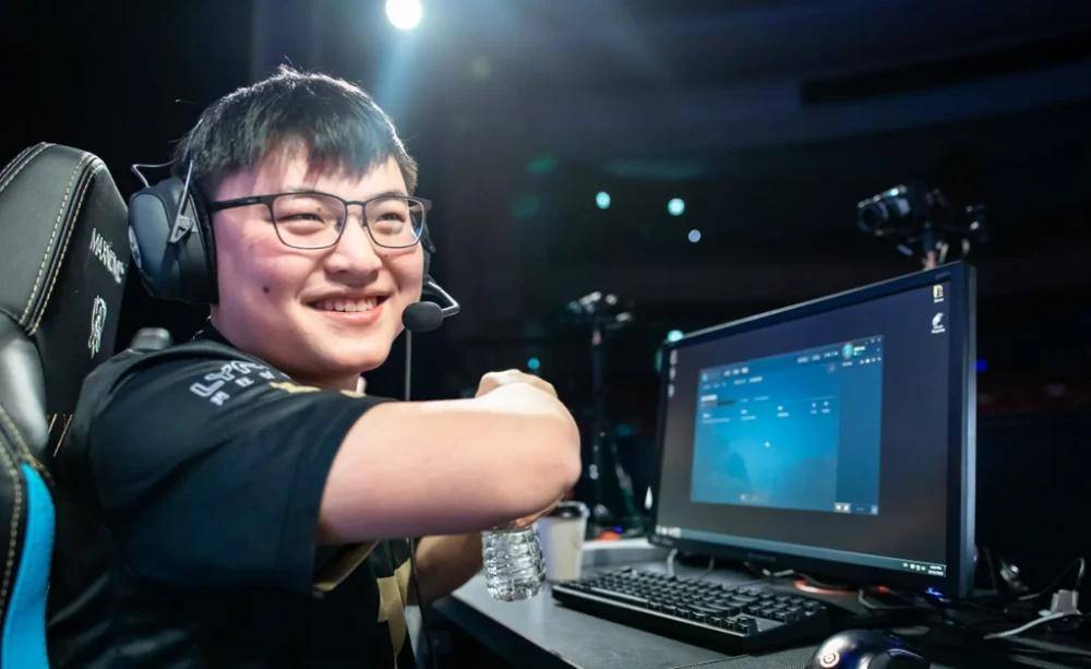 Uzi女友(yǒu)晒家中(zhōng)电脑，遭(zāo)嘲讽配置差！網(wǎng)友(yǒu)：能玩到(dào)LOL关服