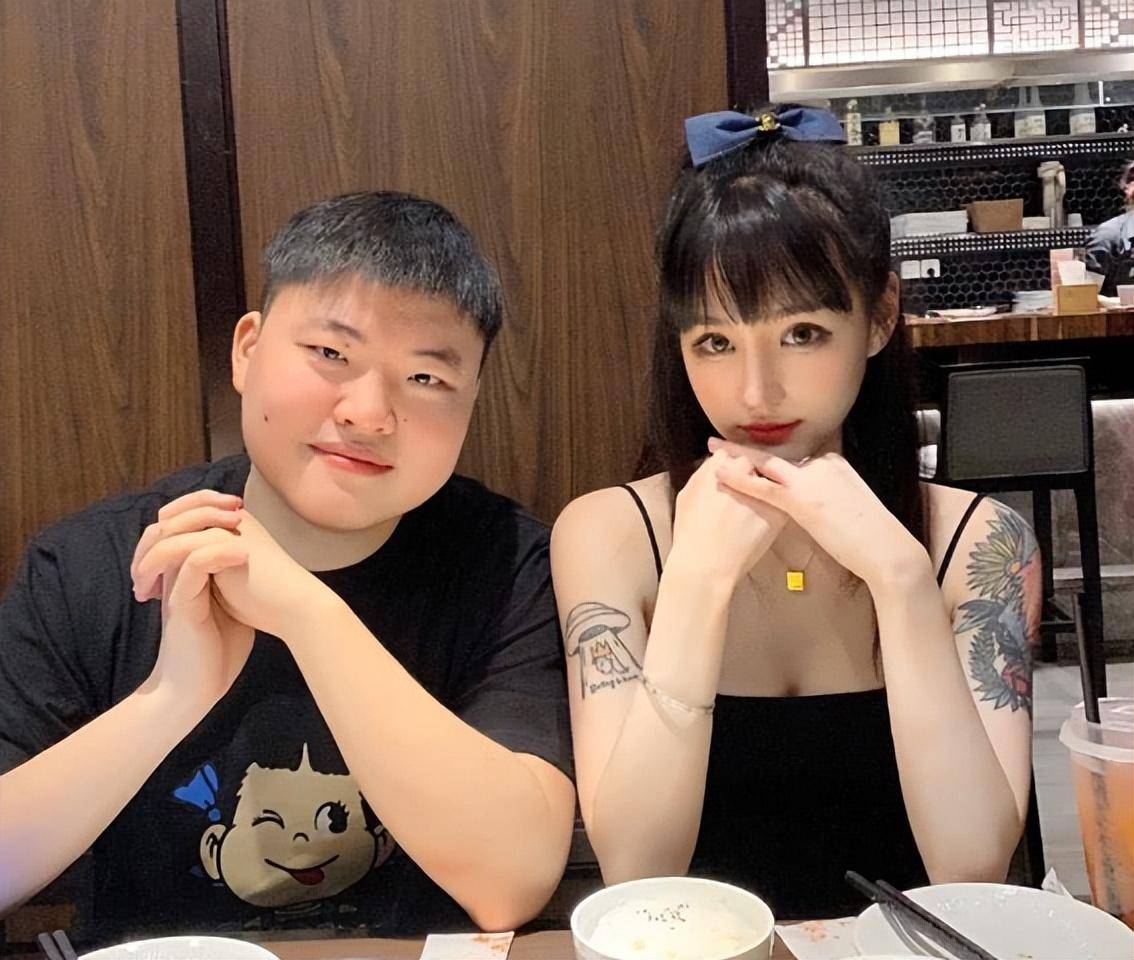 Uzi女友(yǒu)晒家中(zhōng)电脑，遭(zāo)嘲讽配置差！網(wǎng)友(yǒu)：能玩到(dào)LOL关服