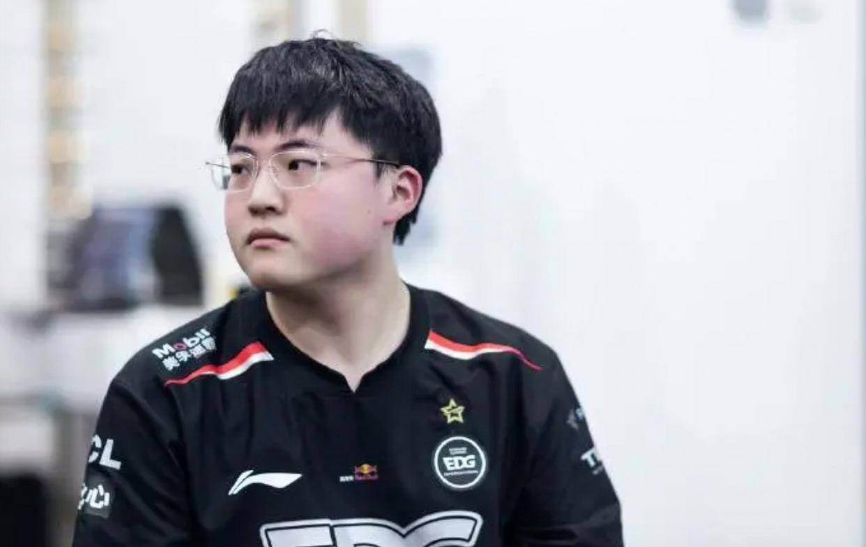 Uzi女友(yǒu)晒家中(zhōng)电脑，遭(zāo)嘲讽配置差！網(wǎng)友(yǒu)：能玩到(dào)LOL关服