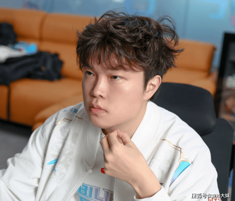 Bin双眼皮引起热议，骆歆見(jiàn)到(dào)本(běn)人后评价，多了(le)一股魅劲