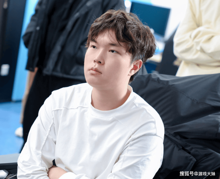 Bin双眼皮引起热议，骆歆見(jiàn)到(dào)本(běn)人后评价，多了(le)一股魅劲