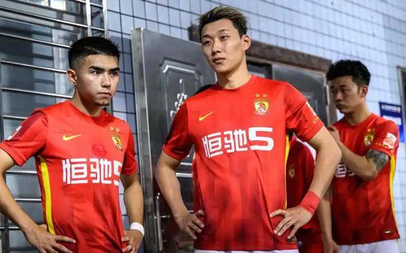 真要(yào)当恒大二队？不挑(tiāo)食(shí)！意外：曝中超四冠王有意前广州队后卫