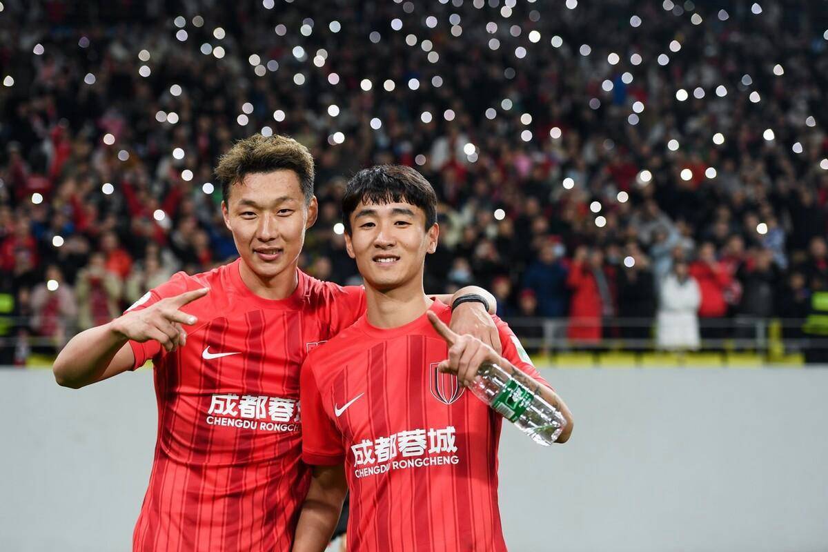 真要(yào)当恒大二队？不挑(tiāo)食(shí)！意外：曝中超四冠王有意前广州队后卫