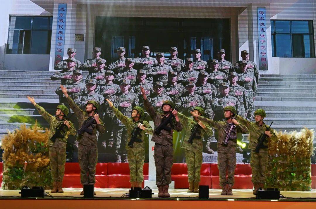 高(gāo)光(guāng)时刻！“东极卫士(shì)”登台领奖……