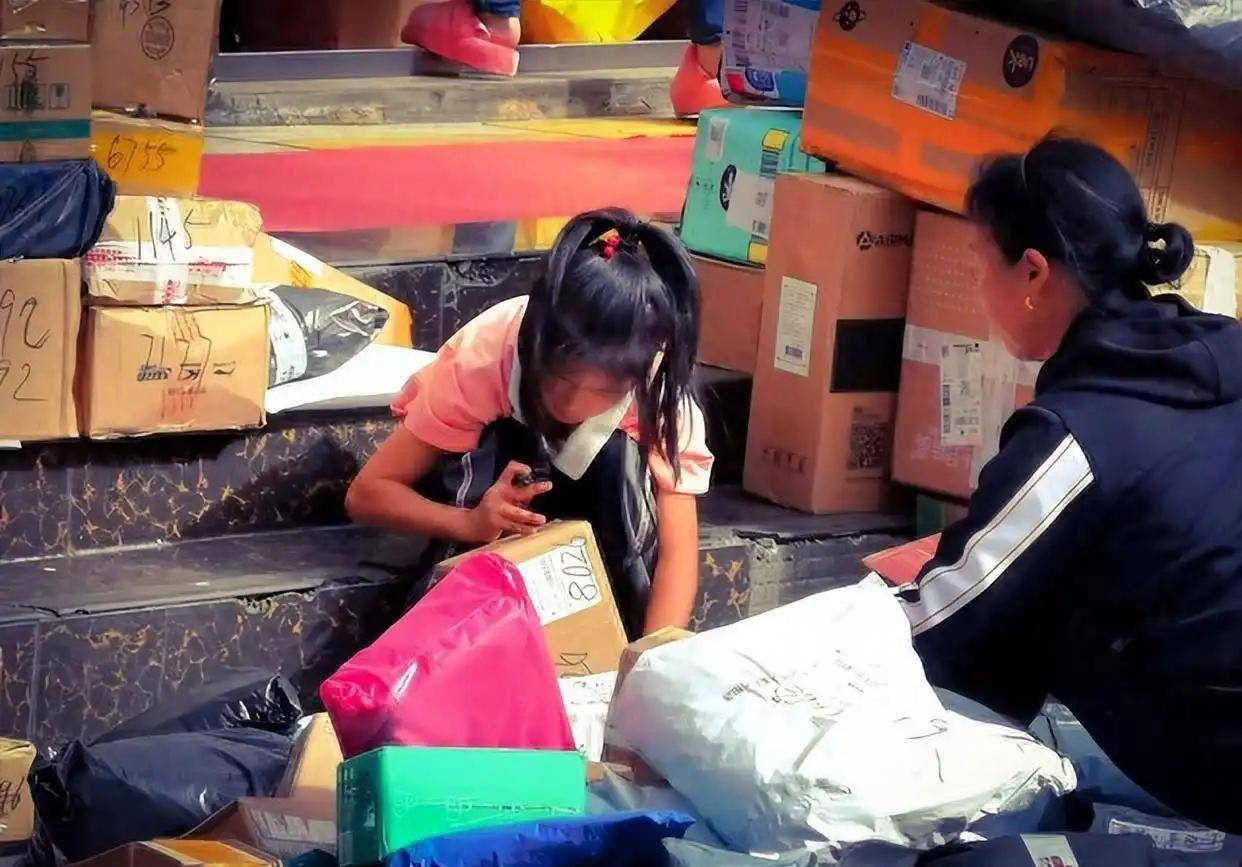 20岁姑娘把(bǎ)家偷成仓库？偷快递谋生(shēng)的背后，藏(cáng)着更扎心的现实