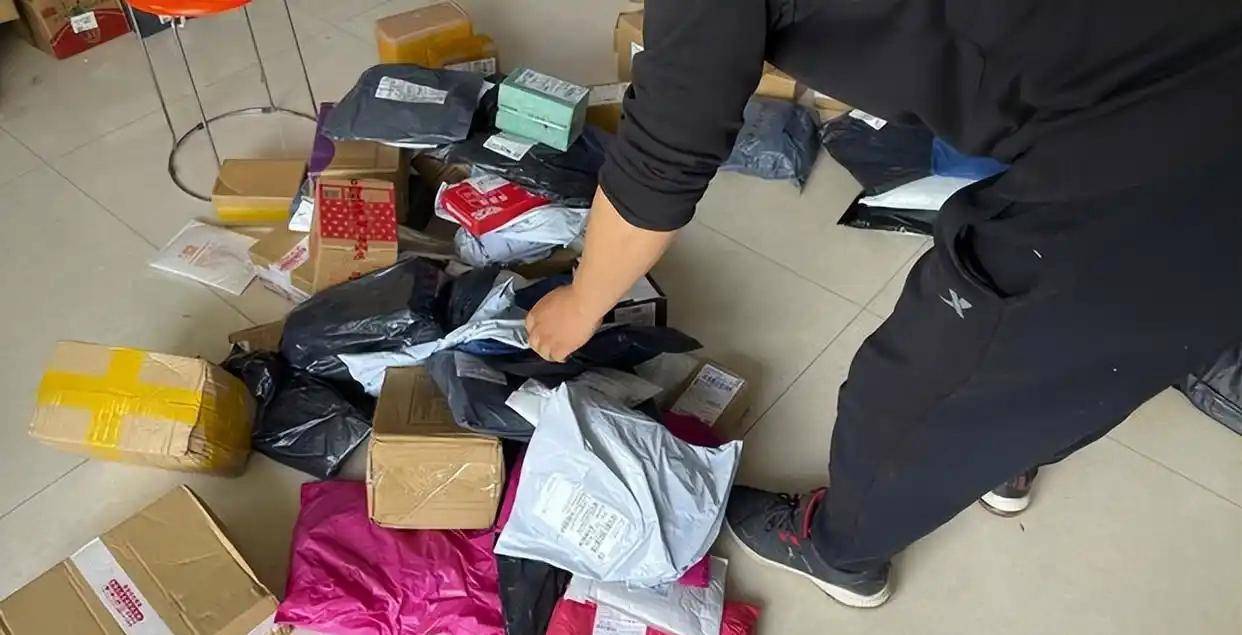 20岁姑娘把(bǎ)家偷成仓库？偷快递谋生(shēng)的背后，藏(cáng)着更扎心的现实