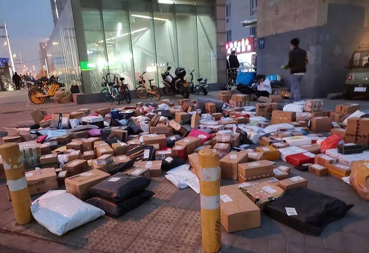 20岁姑娘把(bǎ)家偷成仓库？偷快递谋生(shēng)的背后，藏(cáng)着更扎心的现实