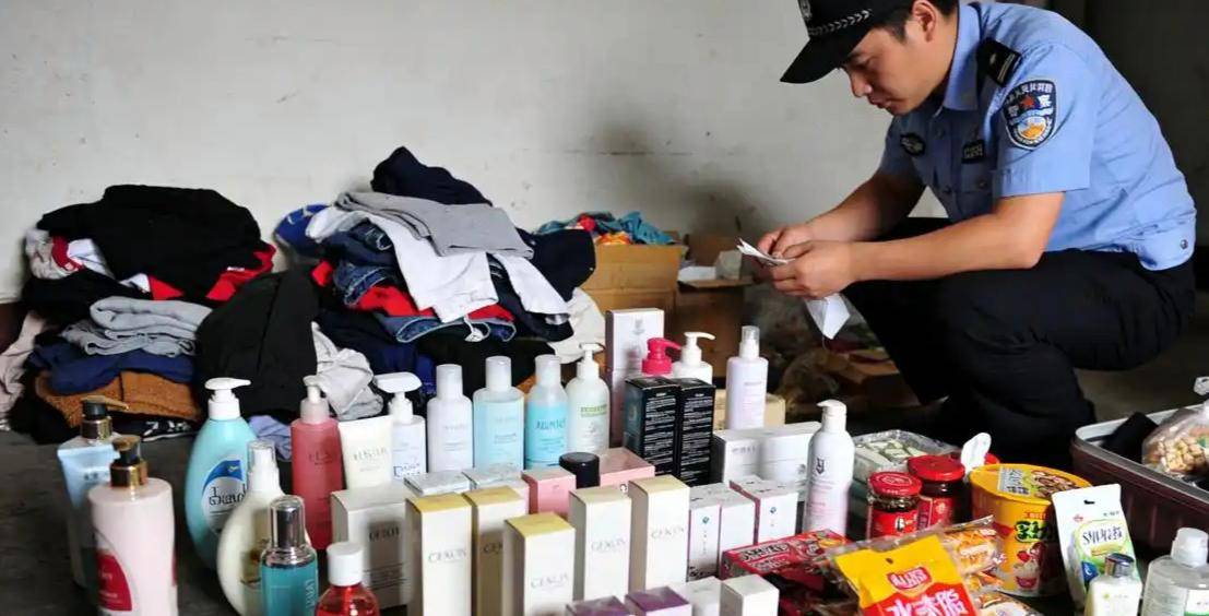 20岁姑娘把(bǎ)家偷成仓库？偷快递谋生(shēng)的背后，藏(cáng)着更扎心的现实