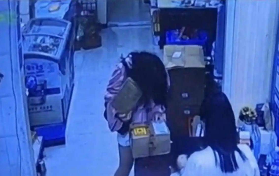 20岁姑娘把(bǎ)家偷成仓库？偷快递谋生(shēng)的背后，藏(cáng)着更扎心的现实