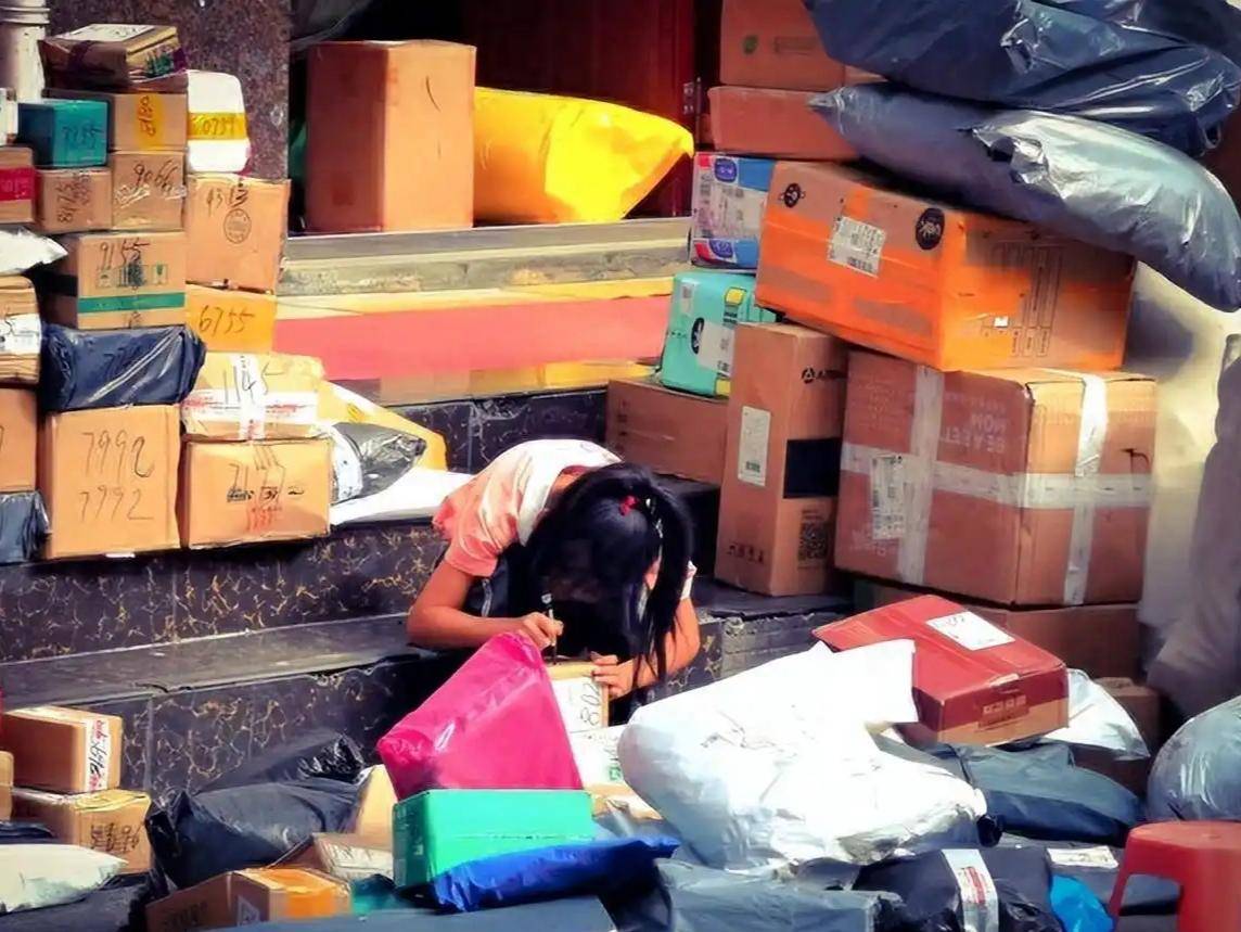 20岁姑娘把(bǎ)家偷成仓库？偷快递谋生(shēng)的背后，藏(cáng)着更扎心的现实
